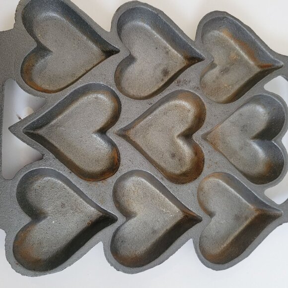Vintage John Wright Cast Iron Heart-Shaped Baking Pan Mold With Handles - Picture 2 of 4